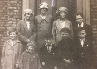 the lawrie family in 1929 with ida mother edith hector jean helen john bay and clarence
