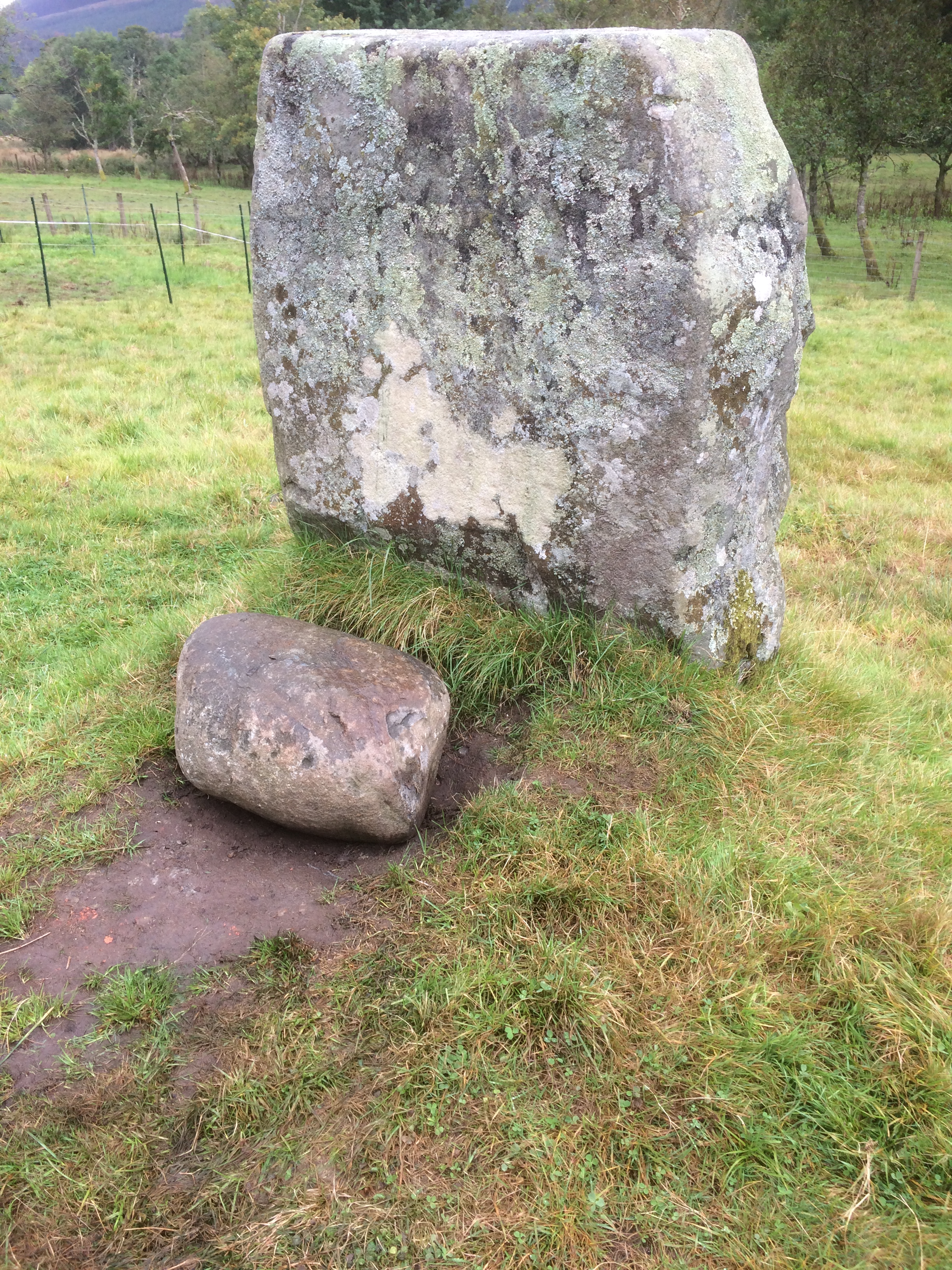 The Pudrac monolith with the puterach stone at its base, photo by Peter Lawrie